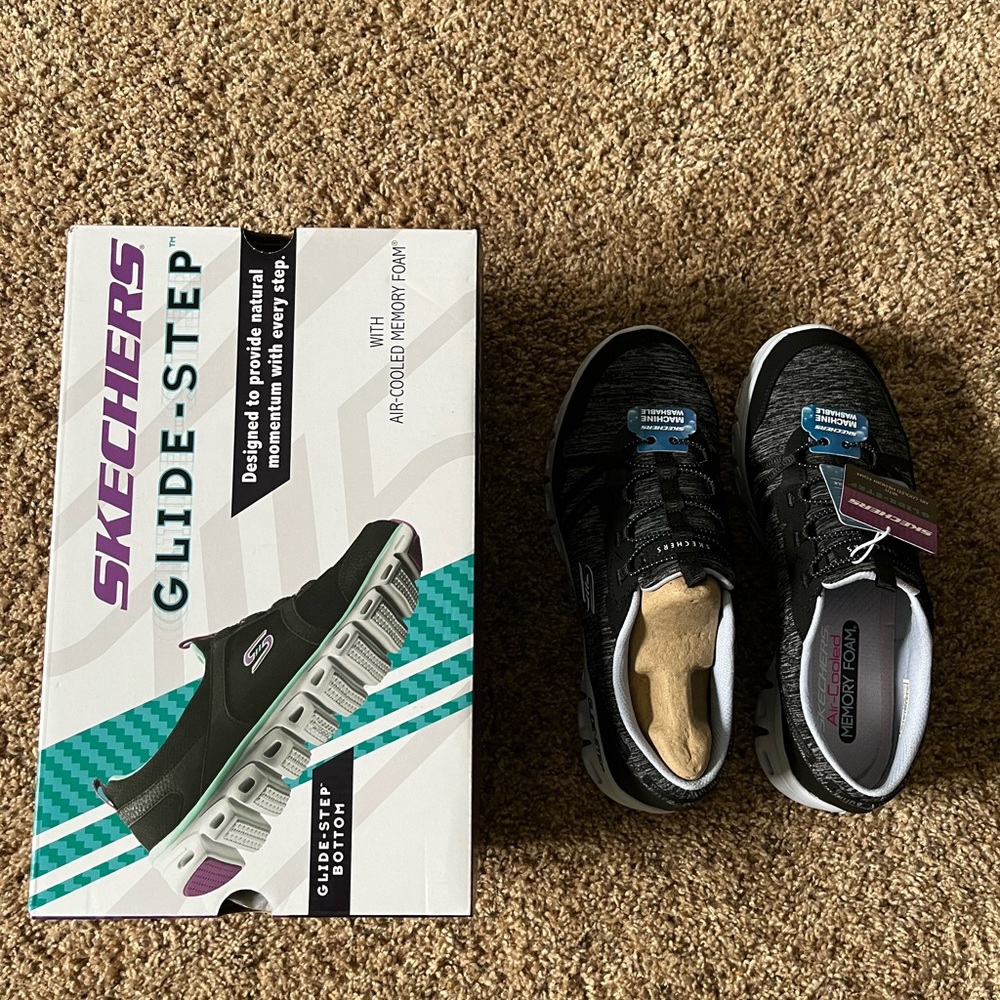Ladies size 9 Sketchers sneakers.  New